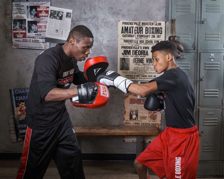 Лапи боксерські TITLE Classic Charge Punch Mitts Black/Red CCHPM фото
